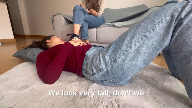 scarlettandc: Фетиш на ноги між лесбійками