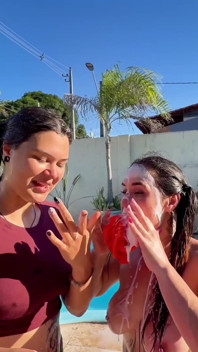 Ragazze Disordinati a Bordo Piscina, Jeans Bagnati, Crema E Stuzzicamento Sporco - Parte 1