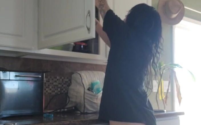 goddessXenvy: Sborra e pulisci la cucina con me