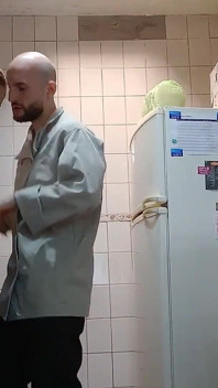 Kuchařka Mardulce s velkým zadkem je ošukaná vousatým šéfem v kuchyni
