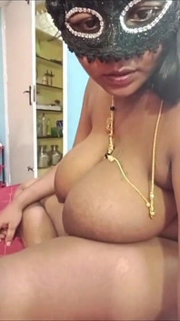 Indische desi-tante mit großen möpsen videoanruf für neighber