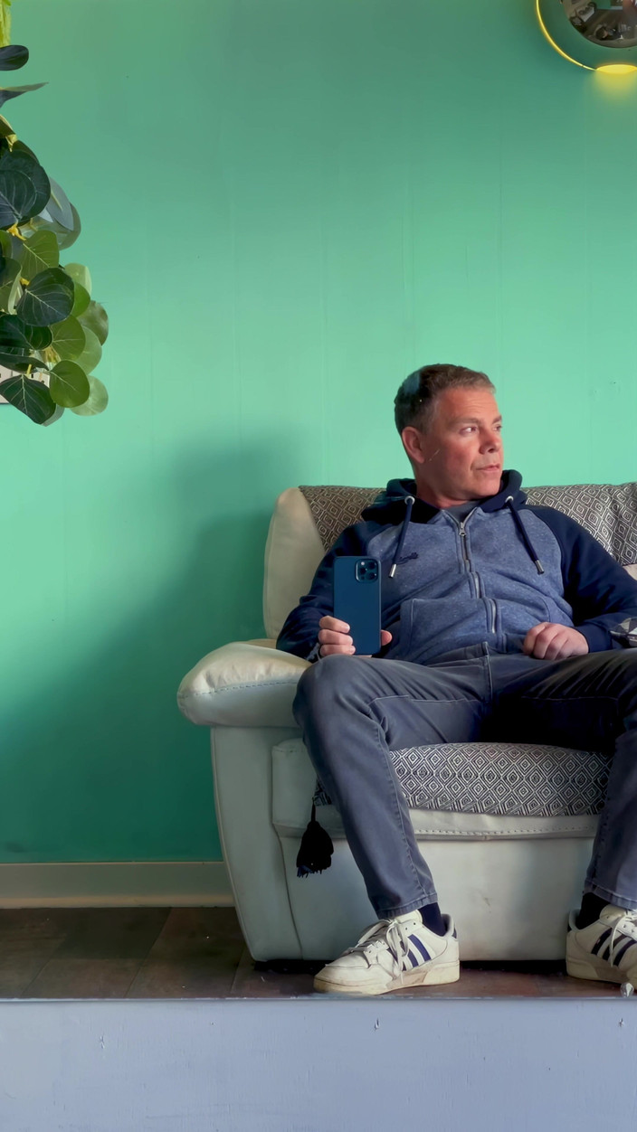 NakedFoxx: Riskanter Friseurladen, spermareiben zum orgasmus mit Leuten in der Nähe