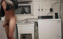 TattedBootyAb: Berisky en train de se masturber dans une laverie presque...