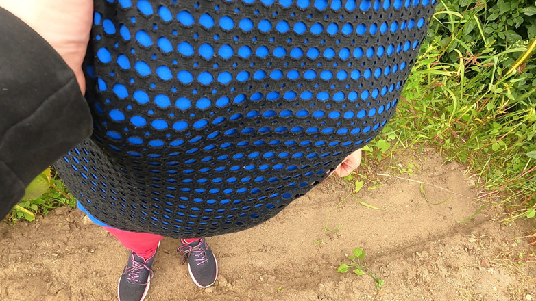 Bouncy Tits Action: Peitos nus fodendo entre os contêineres