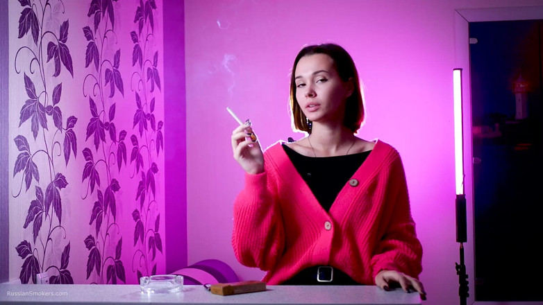 Russian Smokers: Giocosa bellezza russa che fuma sigaretta all'aperto stuzzica