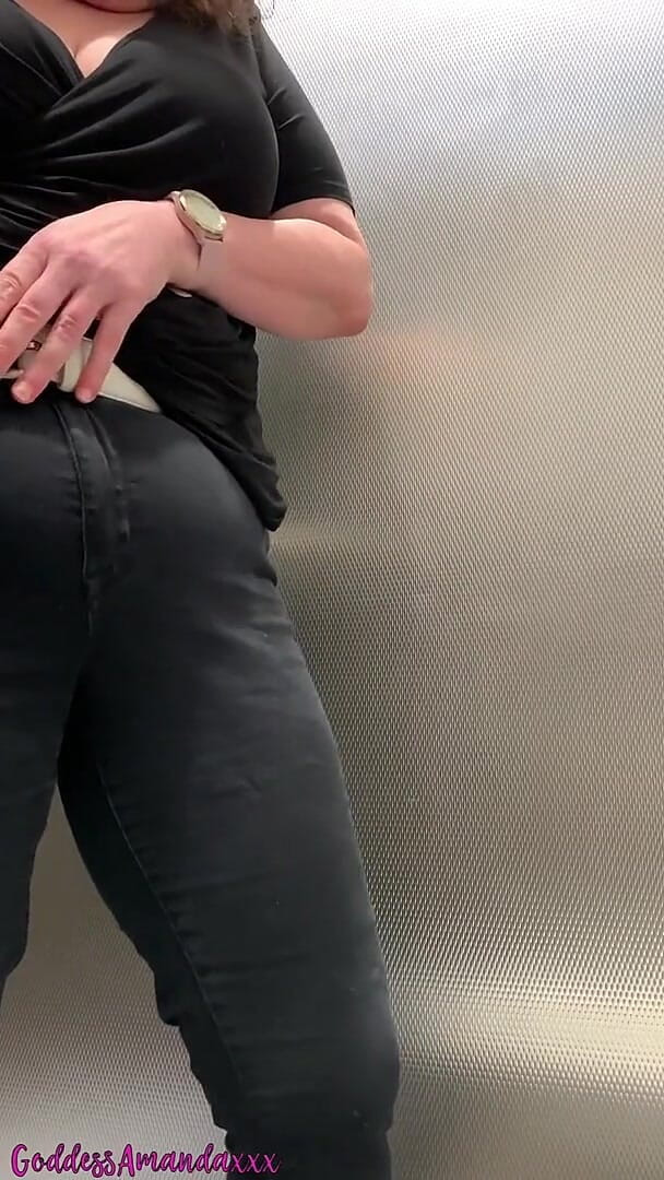 Sexy Brunette Loves It When You Watch Her Pee (Goddess Amandaxxx) Sexy Brunette Loves It When You Watch Her Pee (Goddess Amandaxxx)