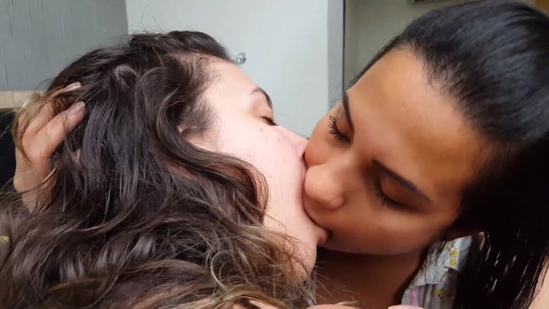 FetishKing: Hot Kisses Real Girlfriends