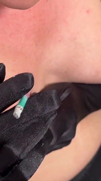Roken in rode lippenstift en satijnen handschoenen