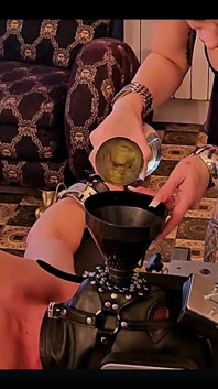 미스 알레사 밀라노 오줌 두 병