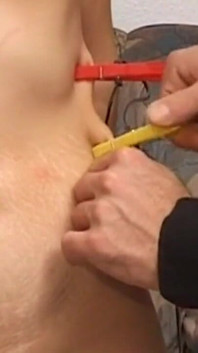 Mamă sexy brunetă matură suportă tachinarea pizdei cu șarja de haine