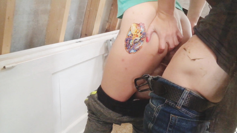 Risky Hairy Couple: Riskanter creampie und ficken in new buildi