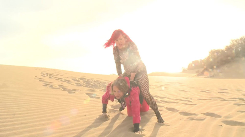 Hunterotic: Lesbian Dunes Pony ขี่ควยสุดขีด