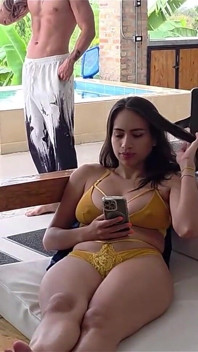 Une latina infidèle à gros nichons se fait baiser sa chatte étroite et poilue par le meilleur ami de son copain. Je squirte dans sa bouche !