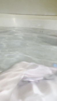 Masturbándome Y Mostrando Mis Pies En La Bañera.