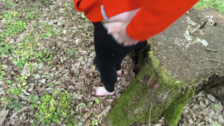 Bouncy Tits Action: Duro vagina abofeteando en el bosque