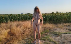 La schiava tih intrattiene il maestro in girasoli