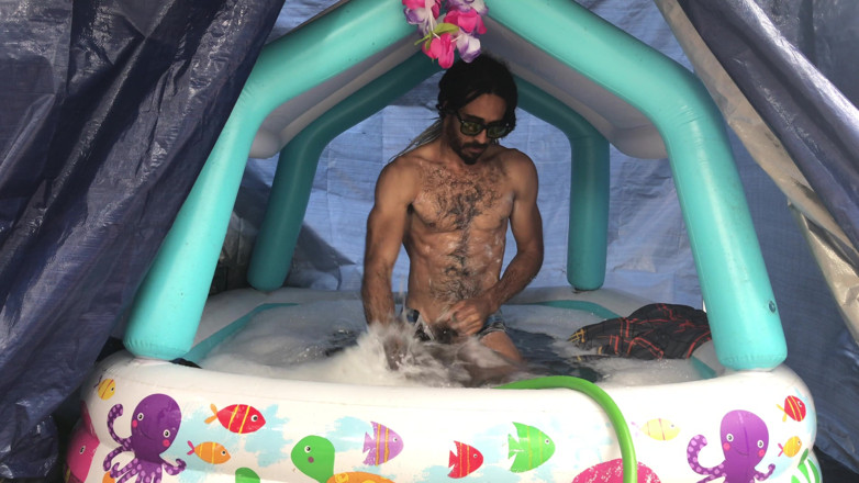 Arthur Eden aka Webcam God: Mandi gelembung di kolam renangku