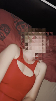 Żona w czerwonej sukience mini i mężu czystości, bawi się dużym dildo