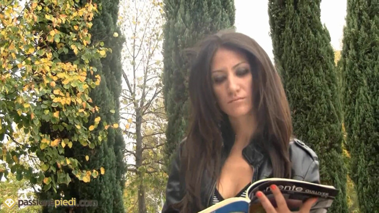 Foot Fetish HD: Brunetei sexy îi place să se joace cu picioarele în aer liber