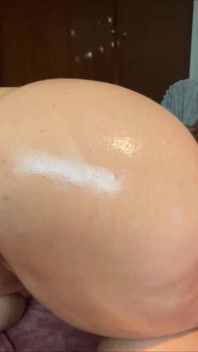 ヨーロッパ出身のホットシャイガールがセックスマシンで遊ぶ。彼女はとても濡れていて、頻繁にプッシーキーフをする
