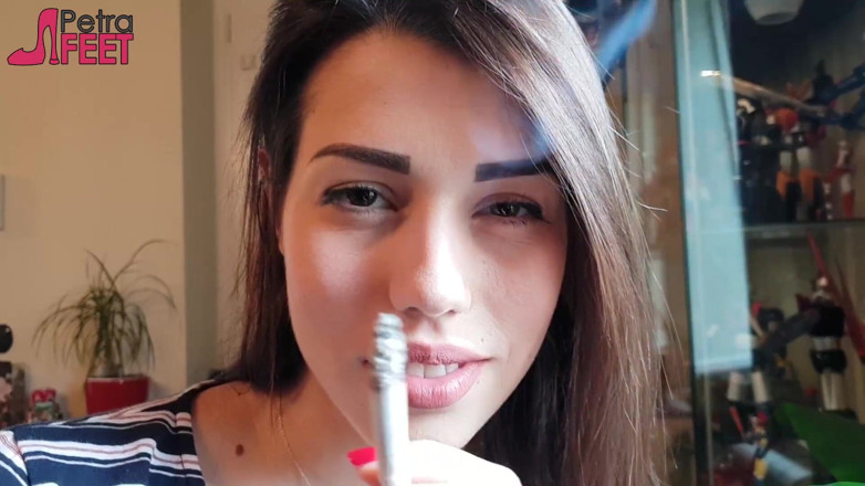 Smokin Fetish: Remaja cantik merokok