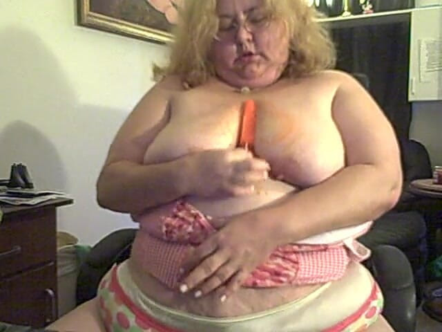 BBW nurse Vicki adventures with friends: Bu mini etekli sıkı üstlü sevimli giyinip sonra yavaşça soyunduğum bir...