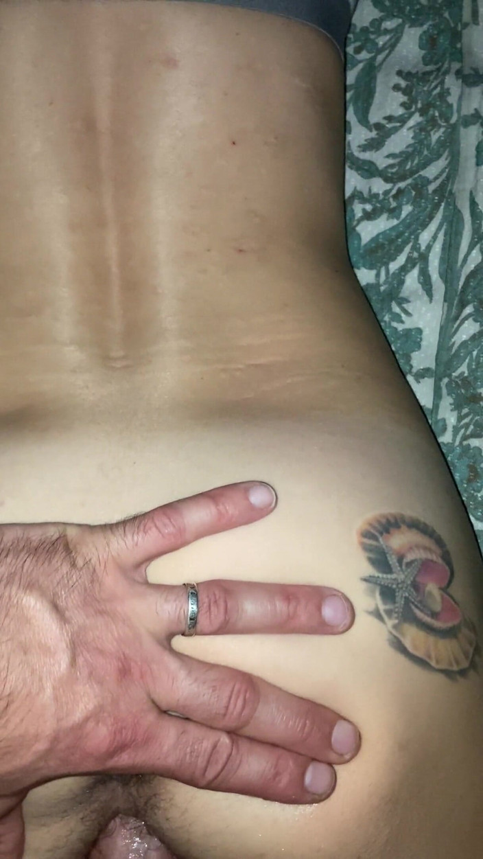 Hairy couple: La figa pelosa bagnata perde la sua verginità