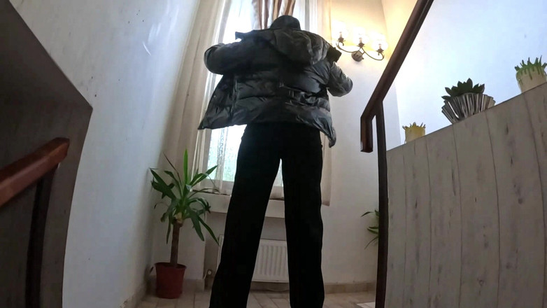 MilfyCalla: Milfycalla - Shiny Downjacket, Jeans &amp; Leotard Stairway Sex nesestříhaný mrdka na...