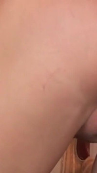 Prima il dito, poi la clava nel culo