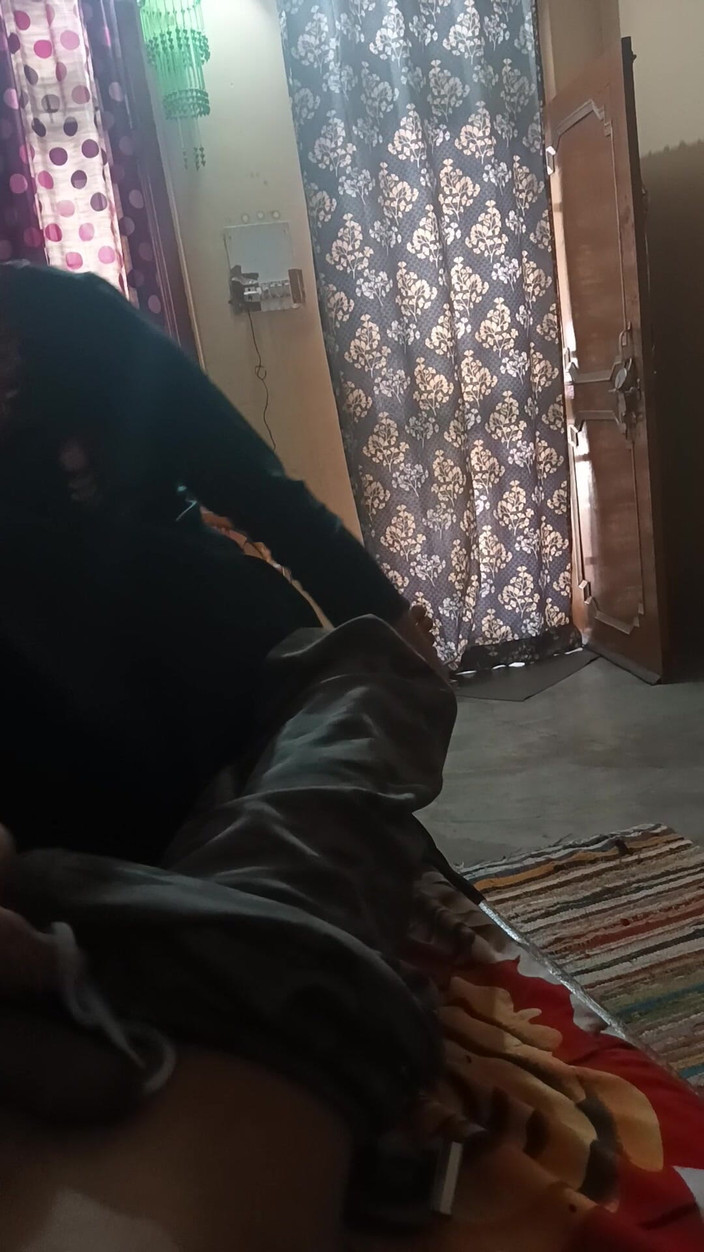 sashaa: インドのデジバビが吸って手コキをし、恋人Nが彼のプライベートヘアを切る