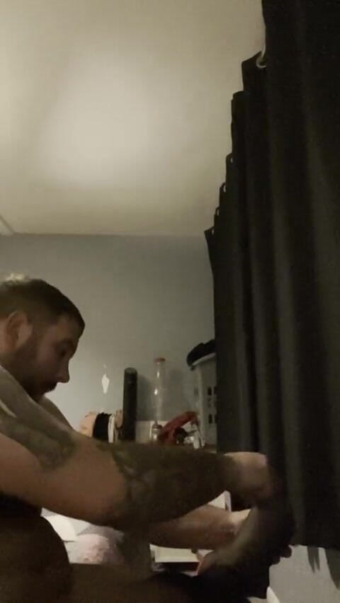 Shaun Cbt: Анальный кроссдрессер в наручниках, член и яйца с пирсинговыми сосками