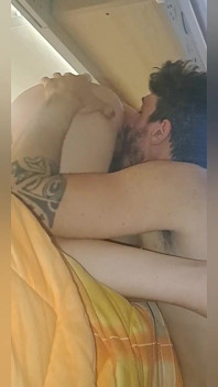 Všechno do jejího zadku a pak ji přivedu k orgasmu jazykem