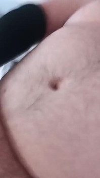 Superčub honění nesestříhaného sexy smegma ptáka až do orgasmu a rozmazává si své sperma do sebe
