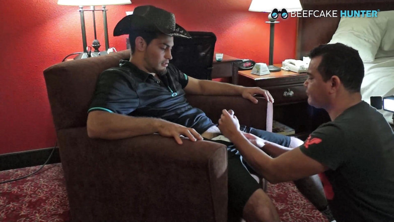 Beefcake Hunter: 用足球运动员的腿吮吸猛男