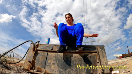 Pee Adventures: Non ha dove fare pipì ma su questo secchio di...