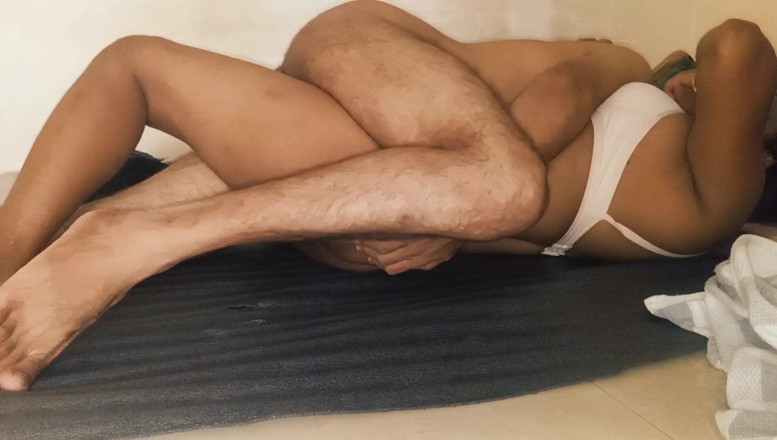 Harder299: パート2-ロマンチックなセックスを楽しんでいるホットなインドの村の継母。