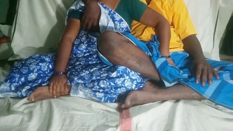 Desi Sathiya: Un mari desi indien mignon profite d’un moment romantique