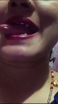 Inderin bhabhi gibt allen ihren fans sexy lippenküsse