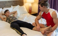 Cumhereboy - My Ankle - ダルトン・ライリーが義理の息子Benviの足首をマッサージし、生で彼をファック