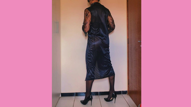 Milady Silvia Helena: Femboy deslumbrante e sexy em cetim preto, lingerie e scarpin....