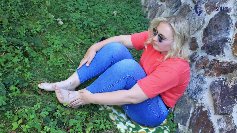 Czech Soles - foot fetish content: बड़े पैर वाली खूबसूरत विशालकाय महिला साक्षात्कार