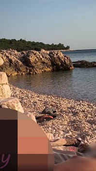 Riskantní sex na nudistické pláži ve Španělsku: Dotýká se, zatímco je nahá