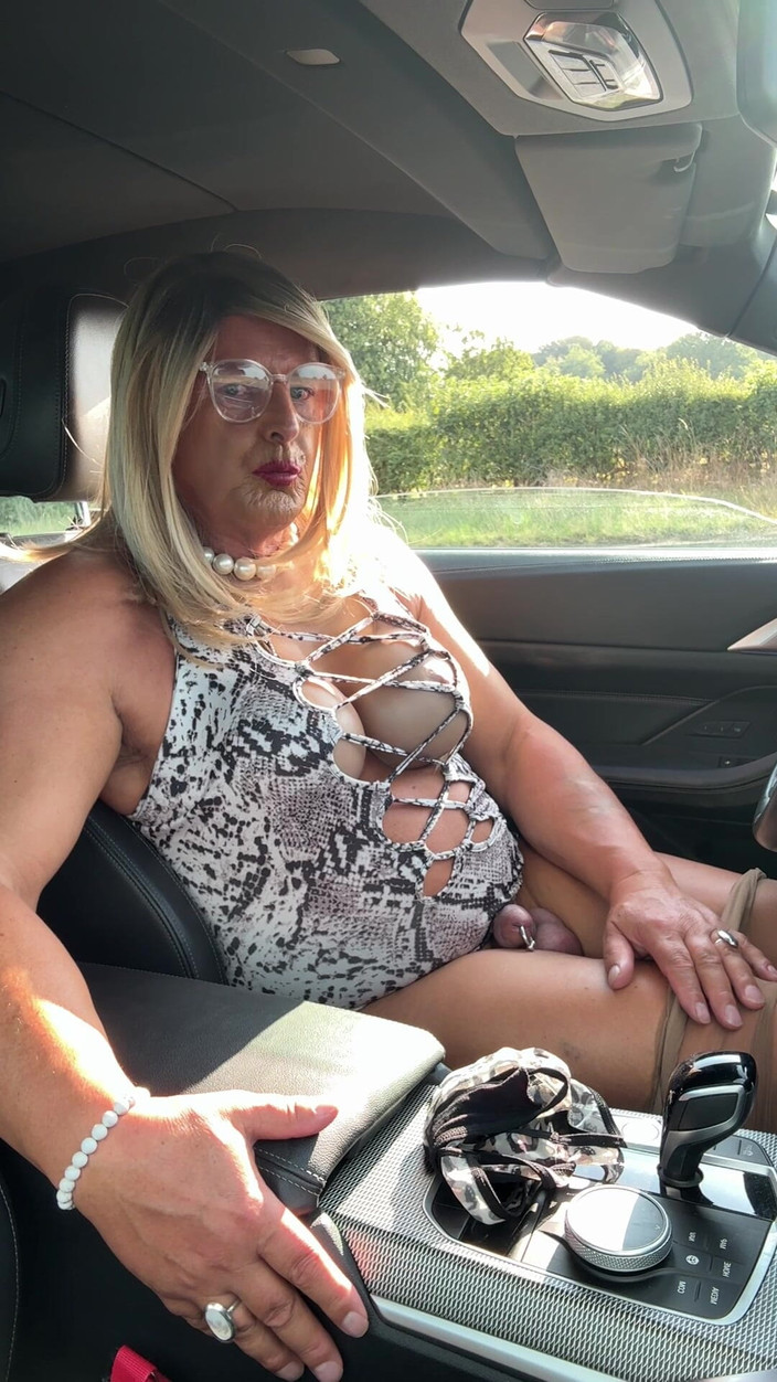 Kellycd2022: 穿着白色动物印花和连裤袜的性感 crossdresser Kellycd2022 享受午后驾车