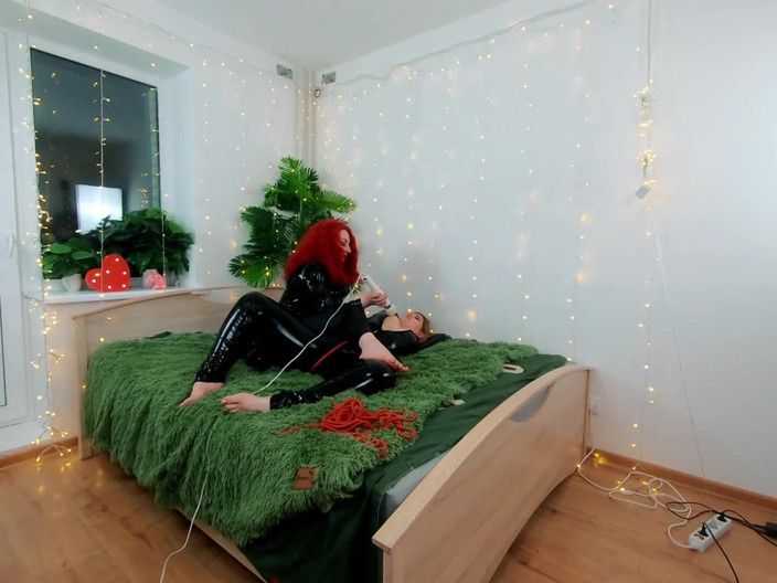 Arya Grander: Zákulisí video lesbické fetišové zábavy. PVC oblečení, Lehká Femdom, Lechtání...