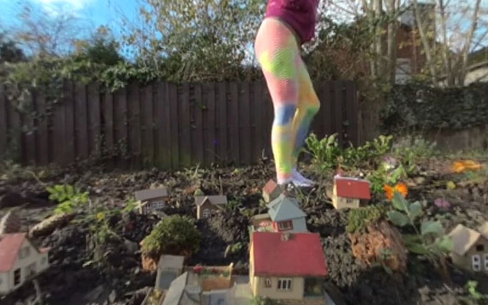 BlondeHexe VR: Giantess Crushes Village