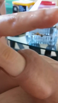 Eu jogo lentamente com seu Prepúcio, eu uso o pau do amigo do meu parceiro