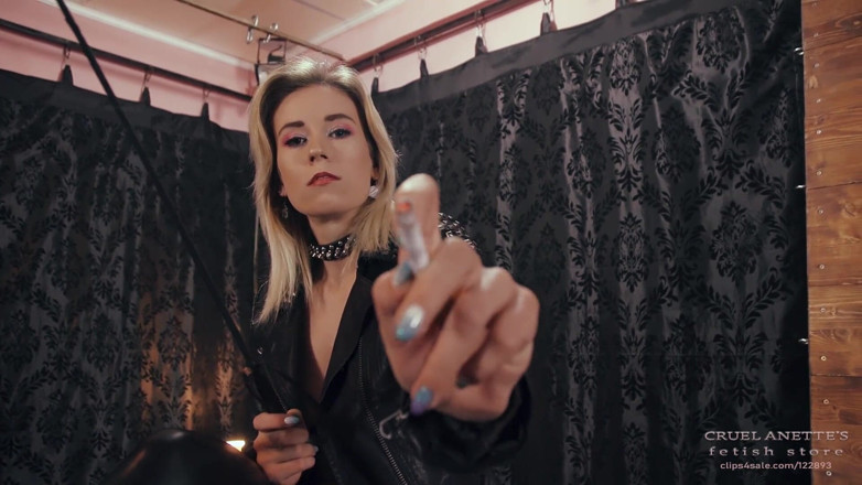 Cruel Anettes fetish world: Blonďatá holka kouří cigaretu při uctívání nohou sólo