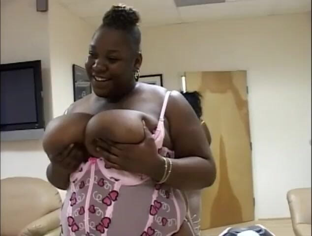 2 much love: Une grosse black pulpeuse suce une grosse bite dans un...