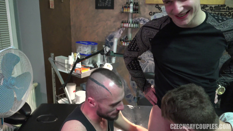 Czech Gay Couples: Чешские гей-пары 8 гэнгбэнг в тату-магазине - волосатая дырка крутого мужика получает отбойный молоток