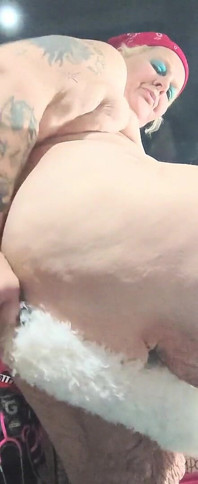 用她的淫荡玩具抚摸那个混蛋，而她的男孩玩具则在旁边看